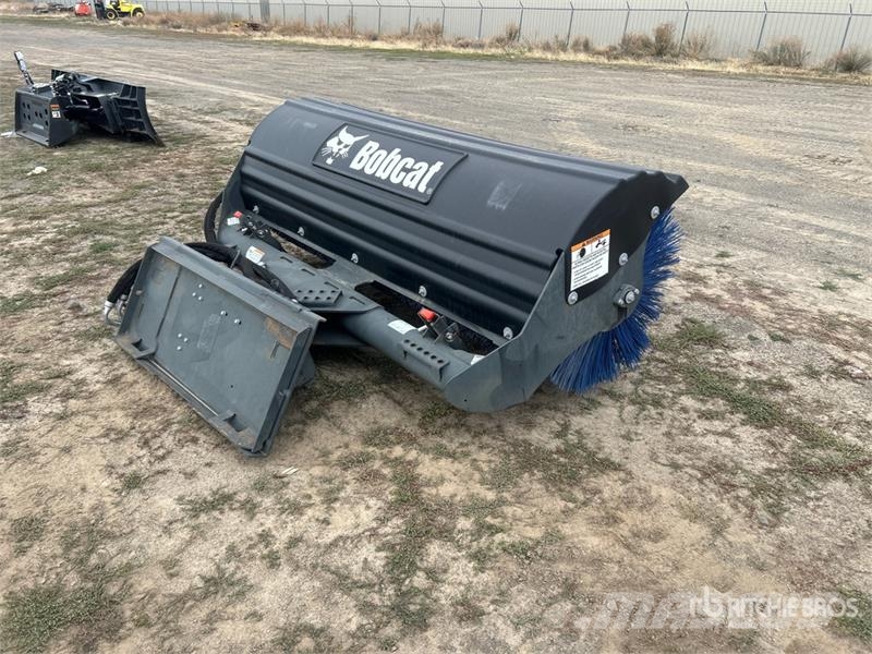 Bobcat 84 Angle 84 in Skid Steer Broom 브러쉬