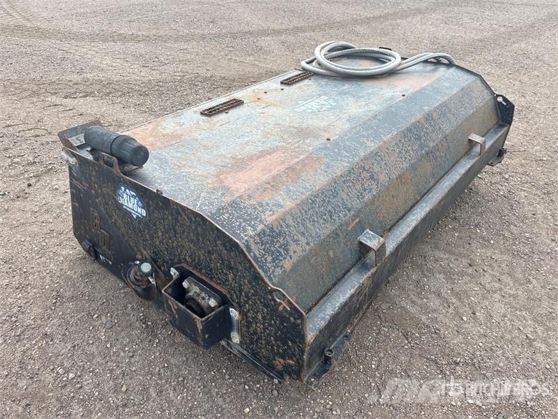 Bobcat 84 in Skid Steer Sweeper Навесные щетки