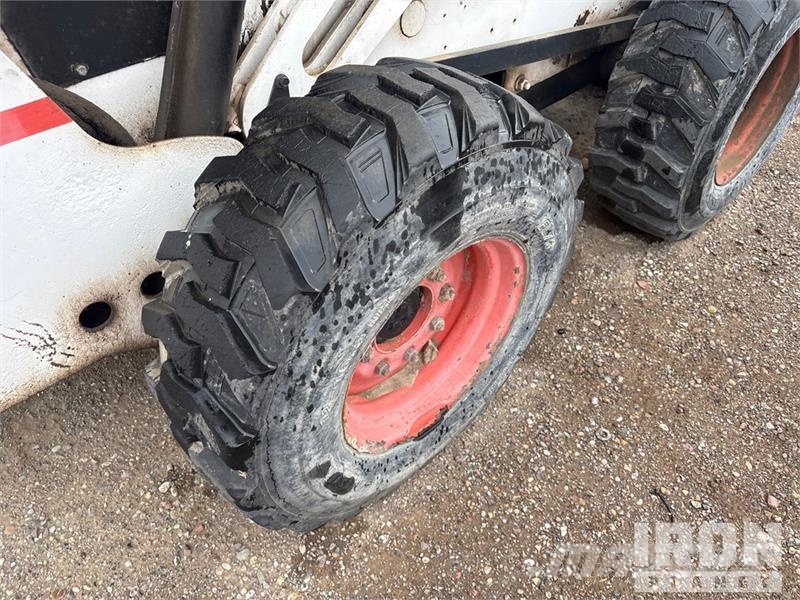 Bobcat 873 لوادر انزلاقية التوجيه