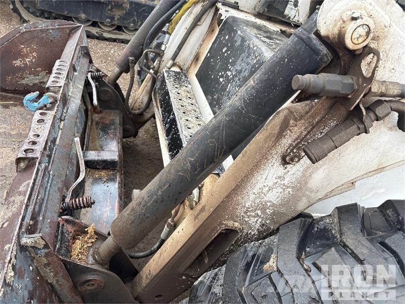 Bobcat 873 لوادر انزلاقية التوجيه