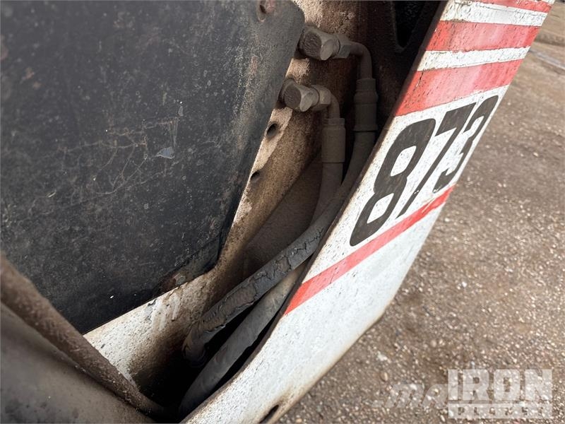Bobcat 873 لوادر انزلاقية التوجيه