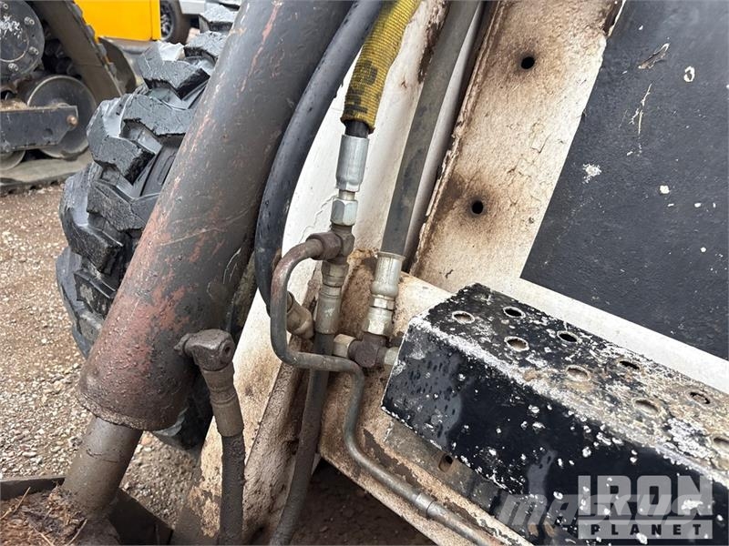 Bobcat 873 لوادر انزلاقية التوجيه