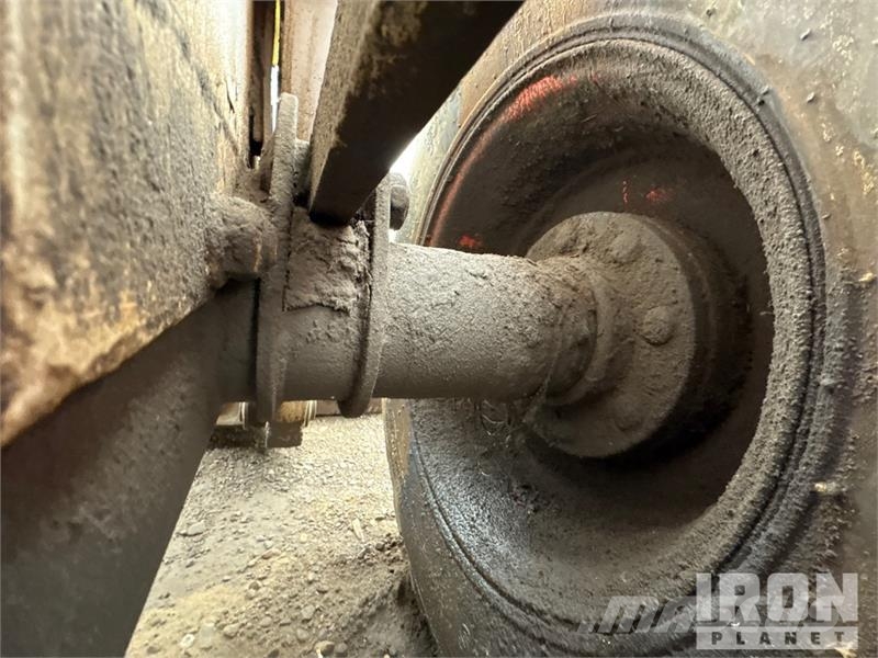 Bobcat 873 لوادر انزلاقية التوجيه