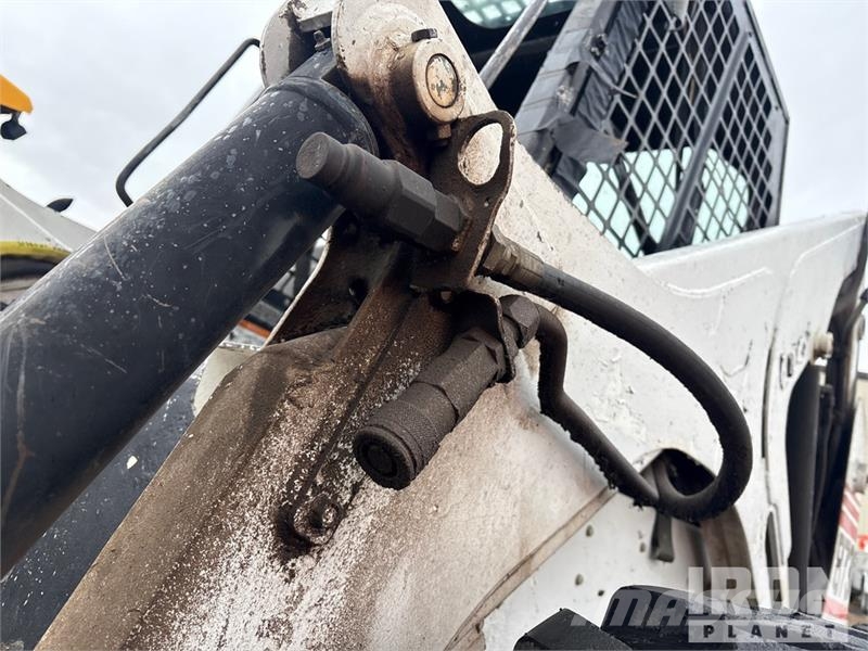 Bobcat 873 لوادر انزلاقية التوجيه
