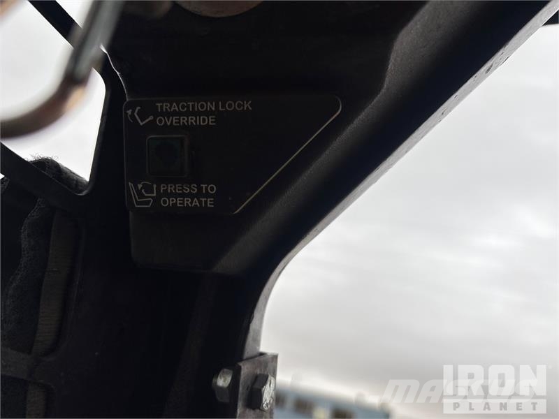 Bobcat 873 لوادر انزلاقية التوجيه