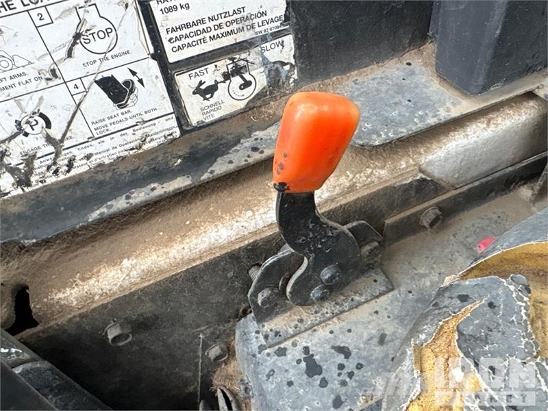 Bobcat 873 لوادر انزلاقية التوجيه