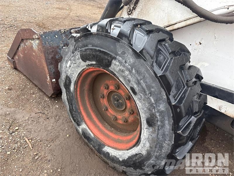 Bobcat 873 لوادر انزلاقية التوجيه