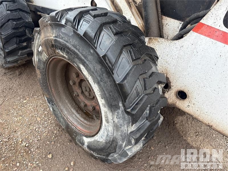 Bobcat 873 لوادر انزلاقية التوجيه