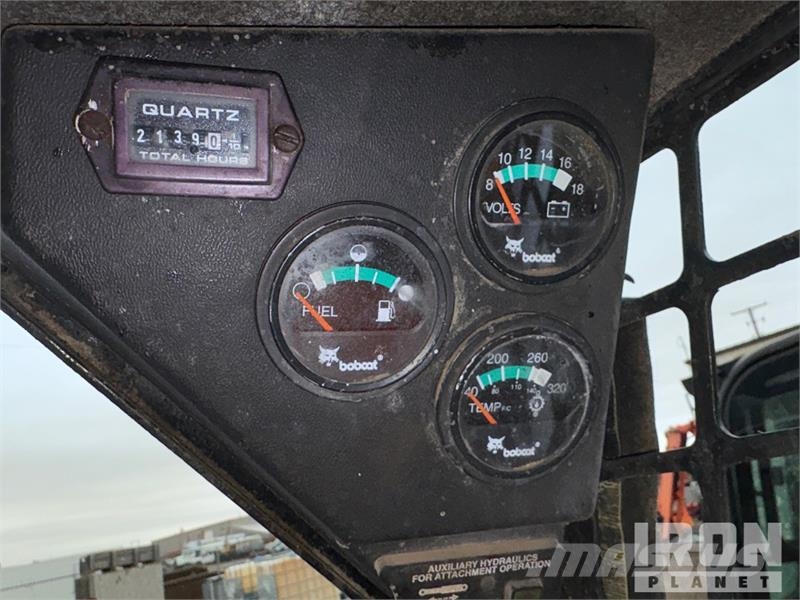 Bobcat 873 لوادر انزلاقية التوجيه