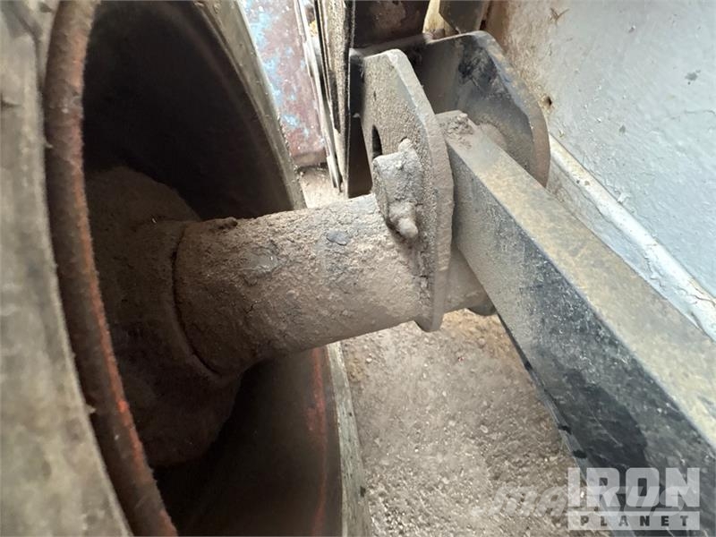 Bobcat 873 لوادر انزلاقية التوجيه