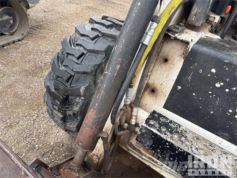Bobcat 873 لوادر انزلاقية التوجيه