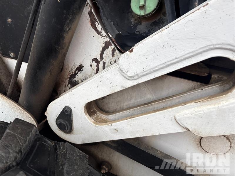 Bobcat 873 لوادر انزلاقية التوجيه