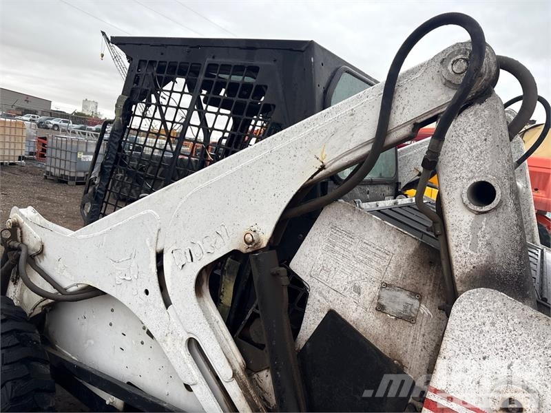 Bobcat 873 لوادر انزلاقية التوجيه