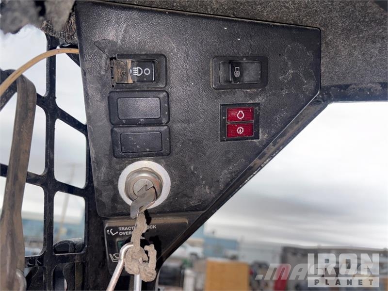 Bobcat 873 لوادر انزلاقية التوجيه