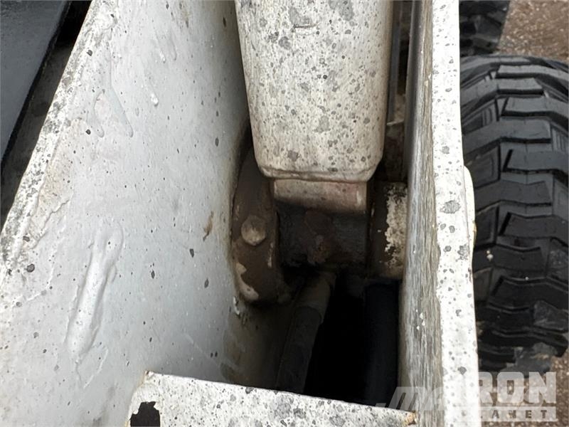 Bobcat 873 لوادر انزلاقية التوجيه