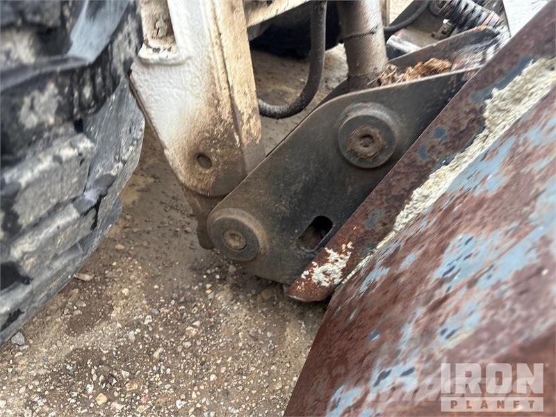 Bobcat 873 لوادر انزلاقية التوجيه