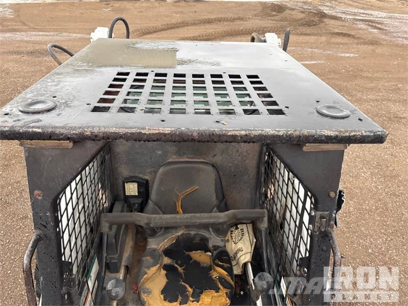 Bobcat 873 لوادر انزلاقية التوجيه