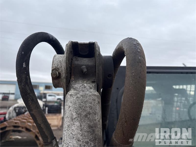 Bobcat 873 لوادر انزلاقية التوجيه
