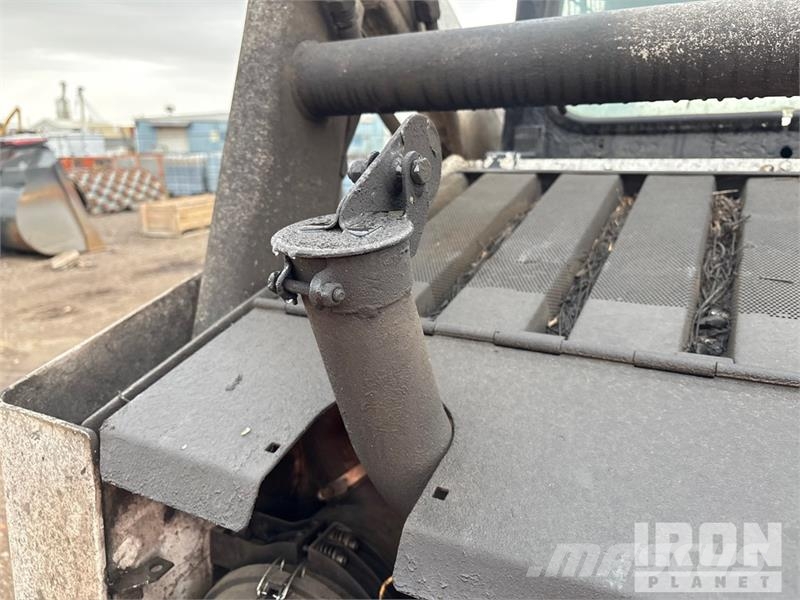 Bobcat 873 لوادر انزلاقية التوجيه