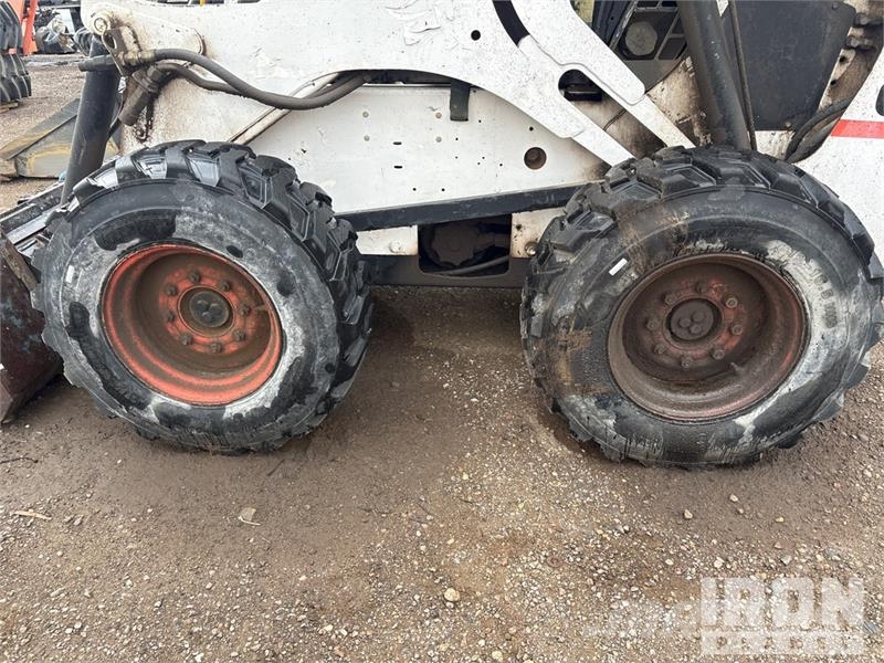 Bobcat 873 لوادر انزلاقية التوجيه