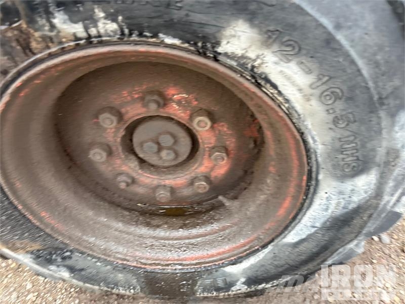 Bobcat 873 لوادر انزلاقية التوجيه
