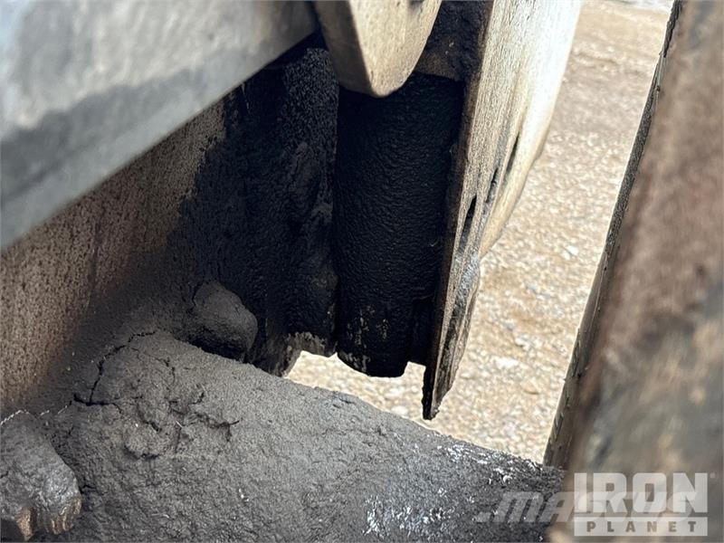 Bobcat 873 لوادر انزلاقية التوجيه