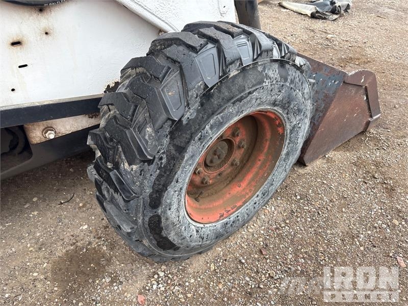 Bobcat 873 لوادر انزلاقية التوجيه