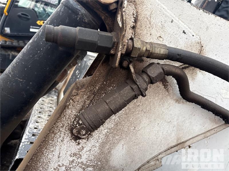 Bobcat 873 لوادر انزلاقية التوجيه