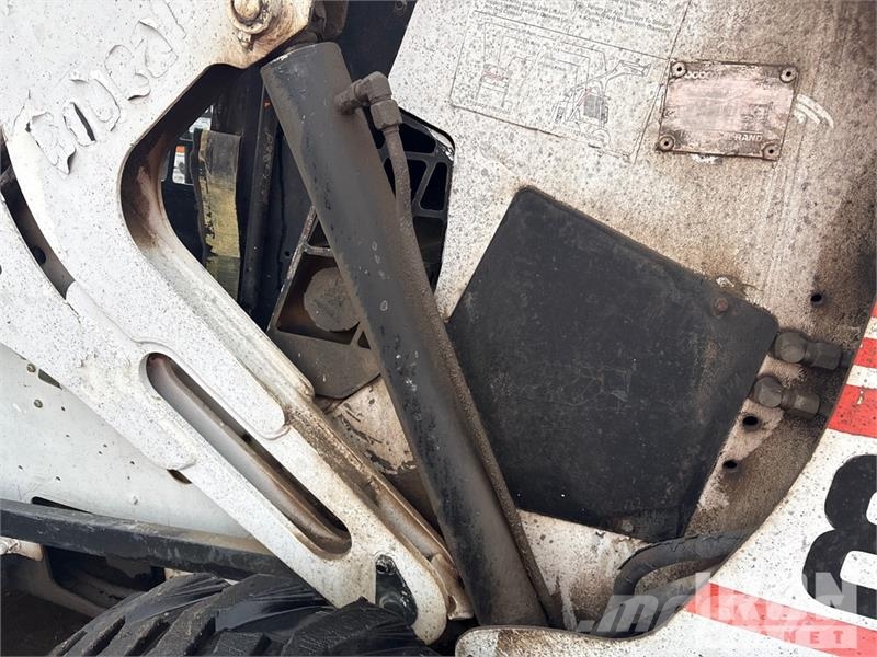 Bobcat 873 لوادر انزلاقية التوجيه