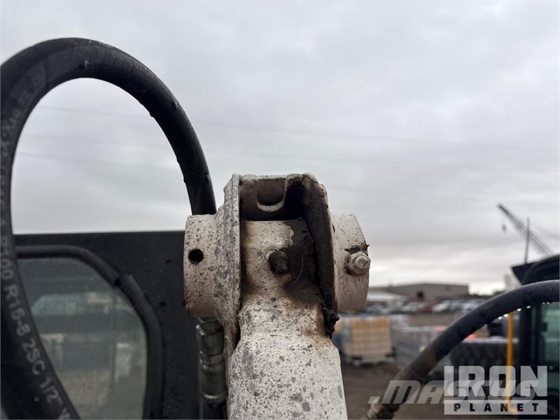 Bobcat 873 لوادر انزلاقية التوجيه