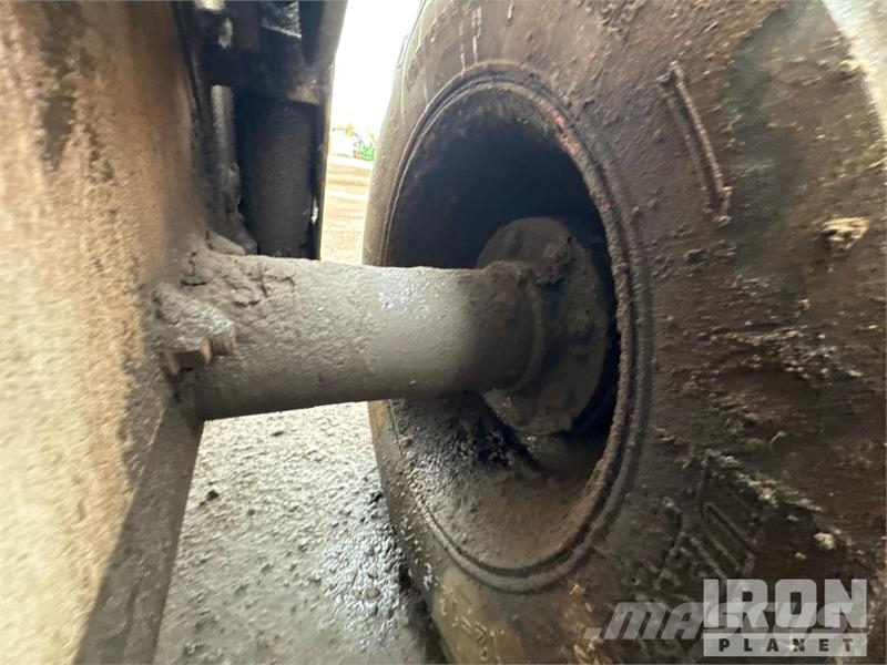 Bobcat 873 لوادر انزلاقية التوجيه