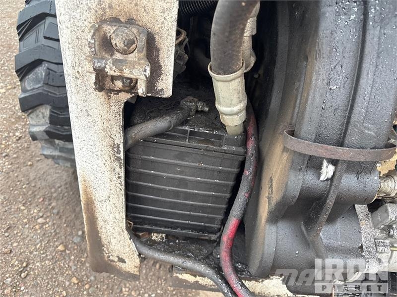 Bobcat 873 لوادر انزلاقية التوجيه