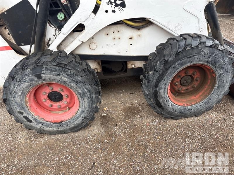 Bobcat 873 لوادر انزلاقية التوجيه