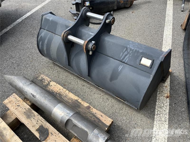 Bobcat E80 54 in Cleanup Excavator Bucket 挖斗
