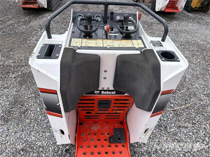 Bobcat MT100 Compact Track Loader لوادر انزلاقية التوجيه