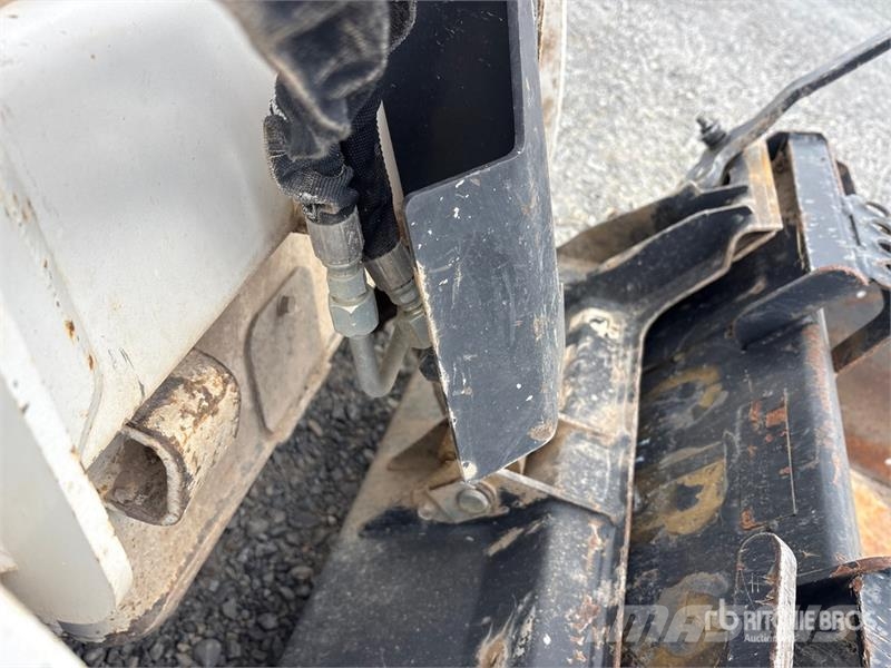 Bobcat MT100 Mini Compact Track Loader Міні-навантажувачі