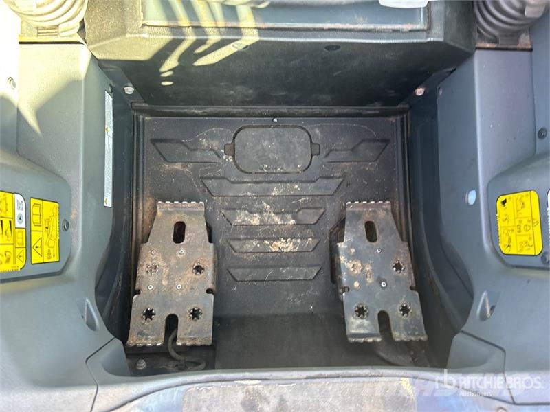 Bobcat S62 Two-Speed Skid Steer Loader Mini Pale Gommate