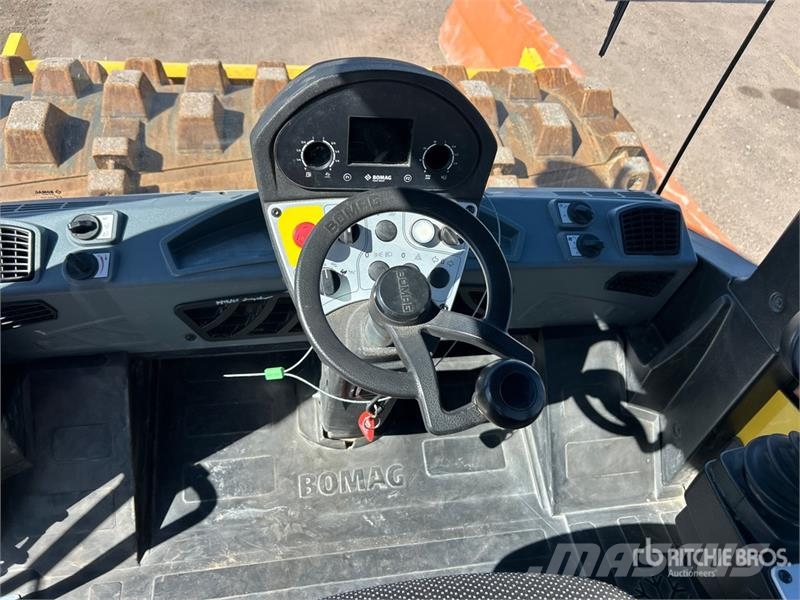 Bomag BW211D-5 Smooth Drum Compactor مداحل أحادية الأسطوانة