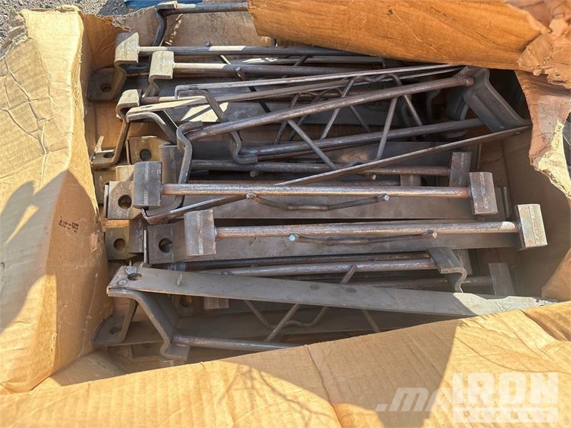 Bottle jacks, metal brackets, pipe, fittings, brac Csörlők, emelőberendezések és anyagmozgató liftek
