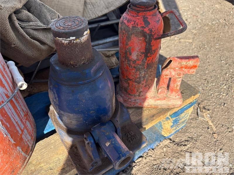 Bottle jacks, metal brackets, pipe, fittings, brac Csörlők, emelőberendezések és anyagmozgató liftek
