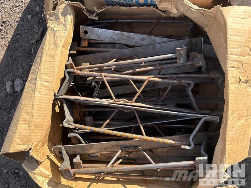 Bottle jacks, metal brackets, pipe, fittings, brac Csörlők, emelőberendezések és anyagmozgató liftek