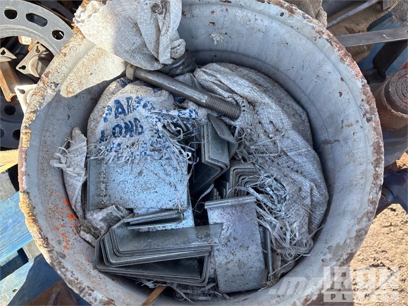 Bottle jacks, metal brackets, pipe, fittings, brac Csörlők, emelőberendezések és anyagmozgató liftek