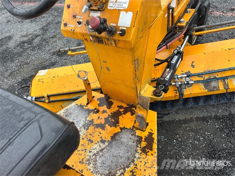 Broce BB250 Self-Propelled Broom Zametacie stroje