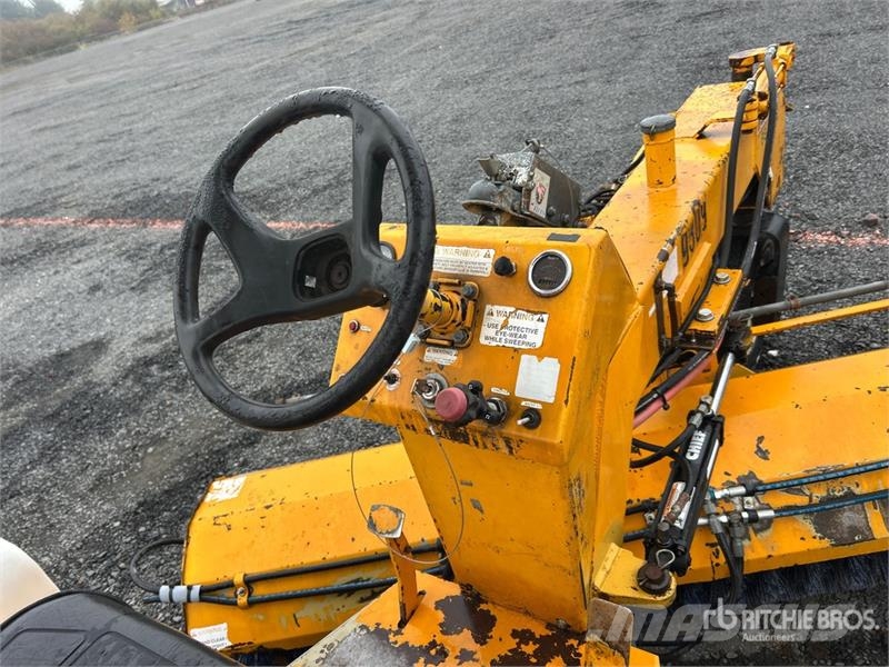 Broce BB250 Self-Propelled Broom Zametacie stroje