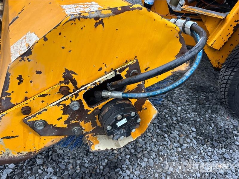Broce BB250 Self-Propelled Broom Zametacie stroje
