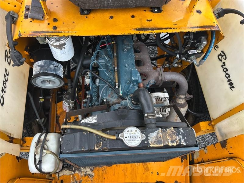 Broce BB250 Self-Propelled Broom Zametacie stroje