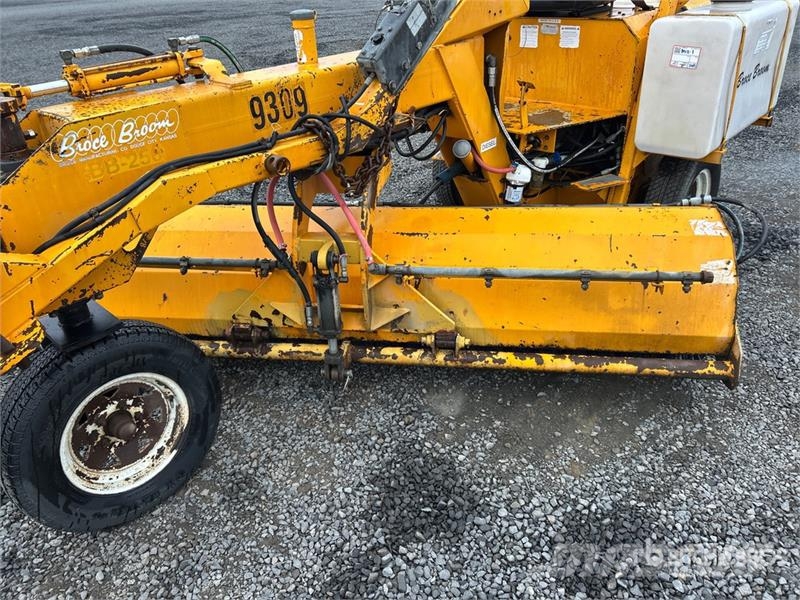 Broce BB250 Self-Propelled Broom Zametacie stroje