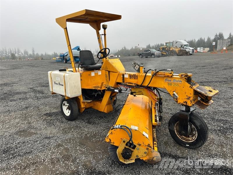 Broce BB250 Self-Propelled Broom Zametacie stroje