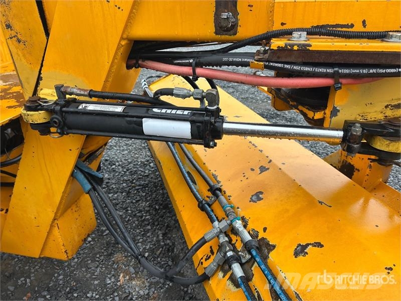 Broce BB250 Self-Propelled Broom Zametacie stroje