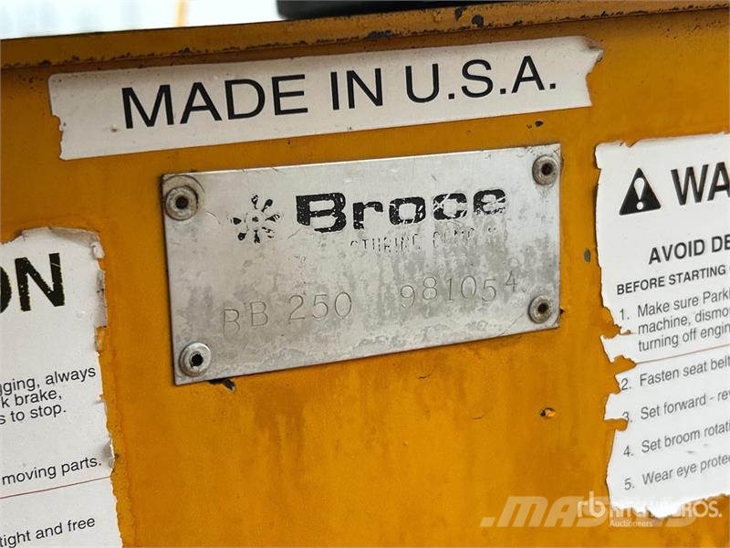 Broce BB250 Self-Propelled Broom Zametacie stroje
